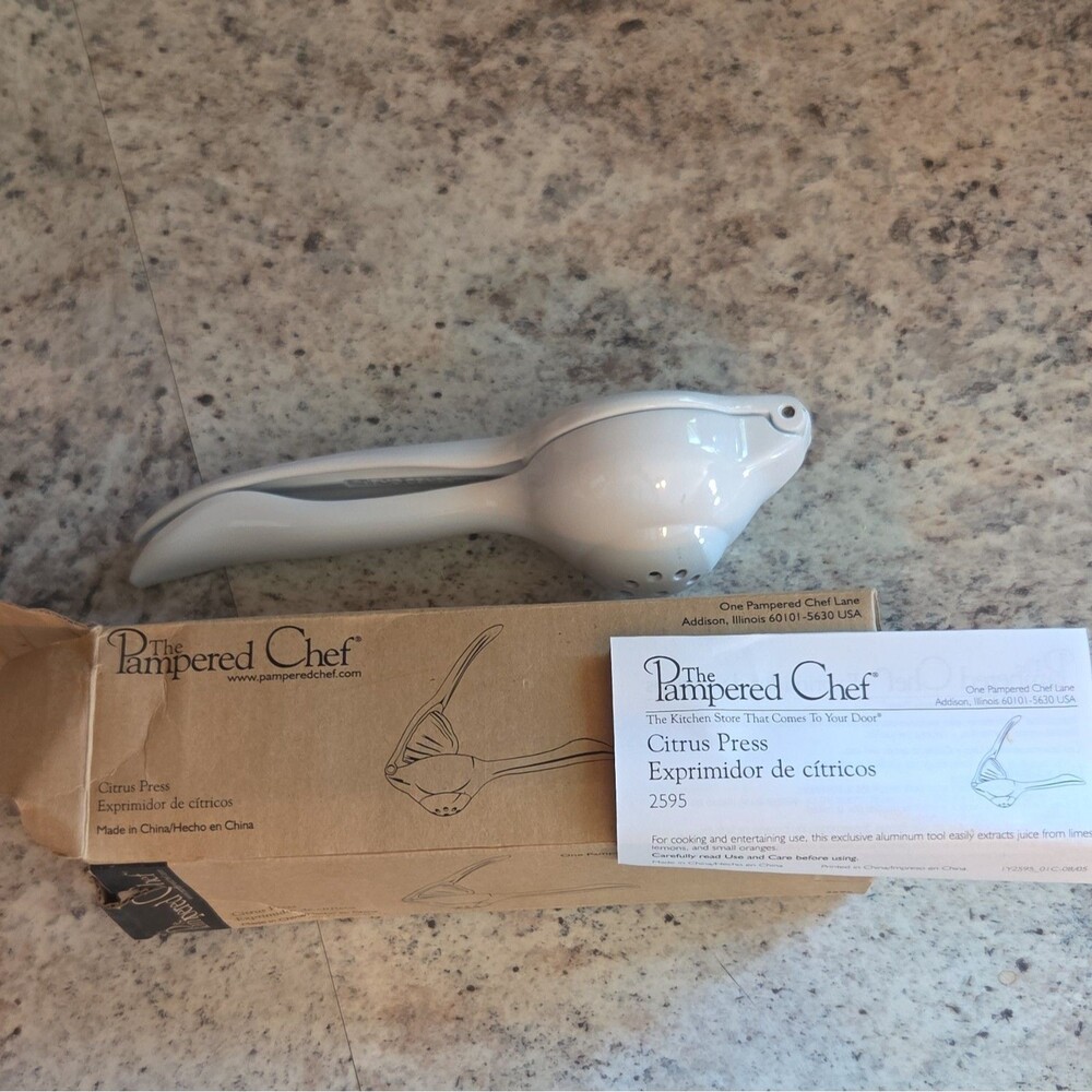 Pampered Chef Manual Citrus Press Juicer Model 2595 White Aluminum